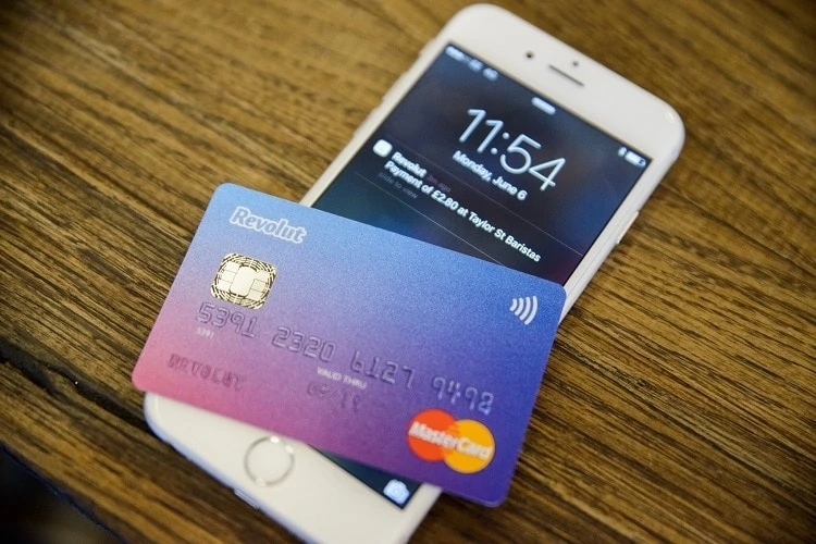 Bild på Revolut och ett mastercard som är kopplat